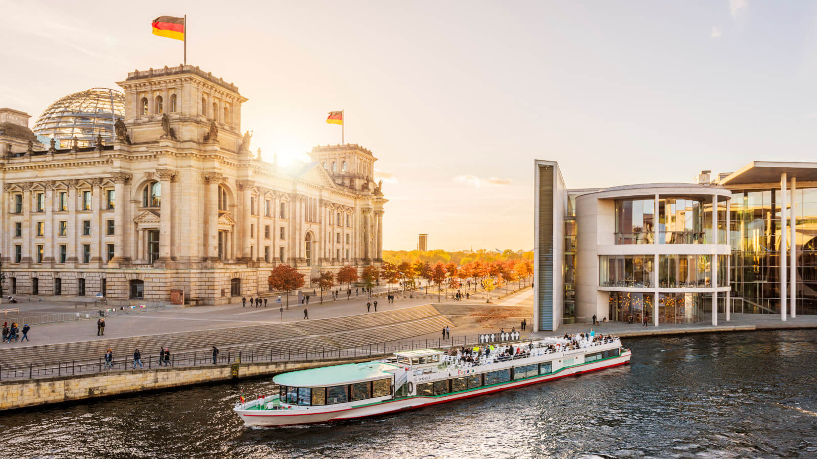 Berlin_Regierungsviertel_Spree_Reichstag_Paul Loebe Haus_Mitte_
